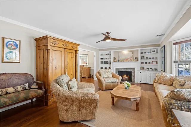 $1,549,000 | 30 Glenwood Lane, East Hills, NY 11577