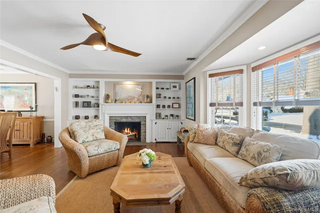 $1,549,000 | 30 Glenwood Lane, East Hills, NY 11577