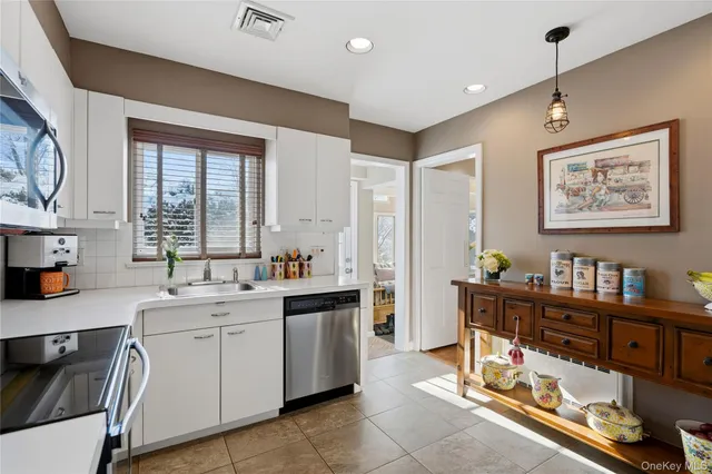 $1,549,000 | 30 Glenwood Lane, East Hills, NY 11577