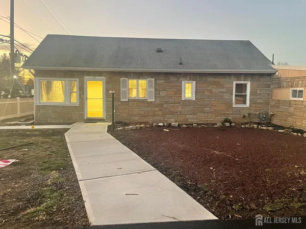 a view of an house with backyard