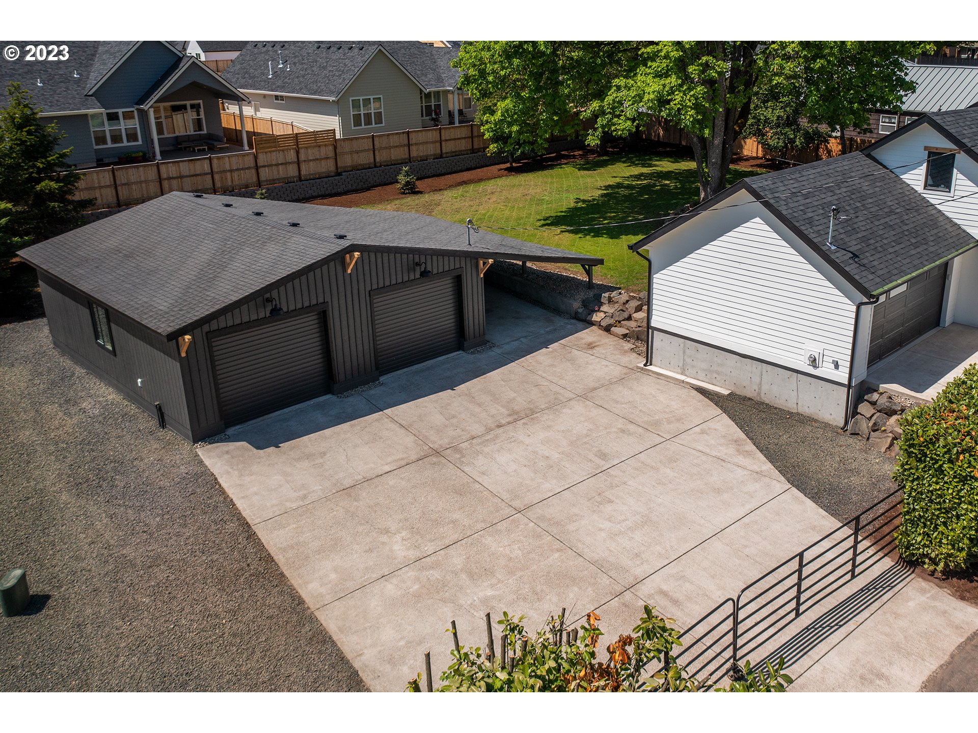 1050 Kintzley Avenue Springfield, OR 97478 - Photo 45 of 48 a terrace with outdoor seating and trees