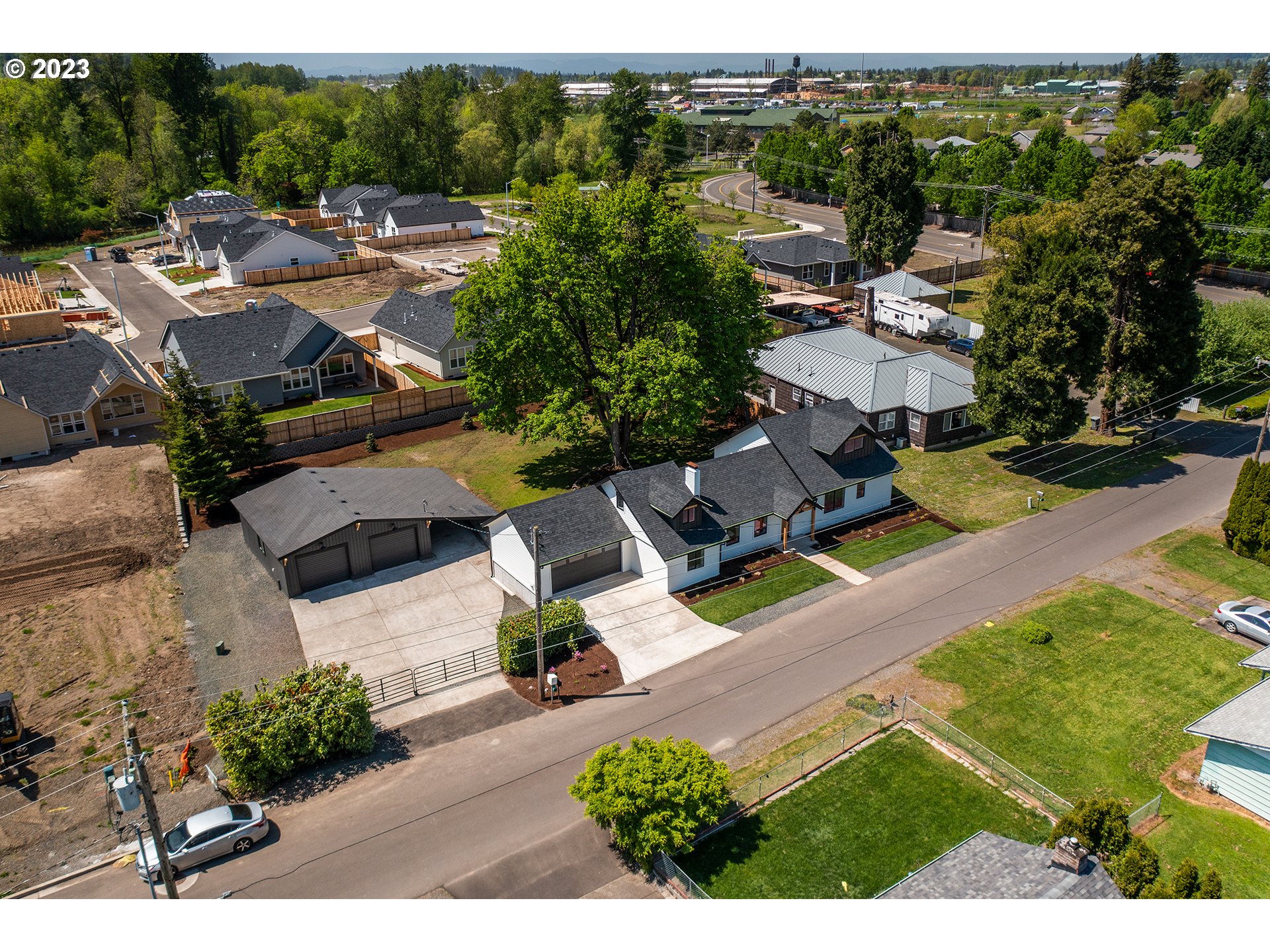 1050 Kintzley Avenue Springfield, OR 97478 - Photo 48 of 48 an aerial view of a house with garden space and street view