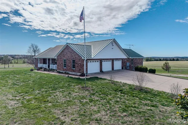 $599,000 | 23598 Falcon Road, Lebanon, MO 65536