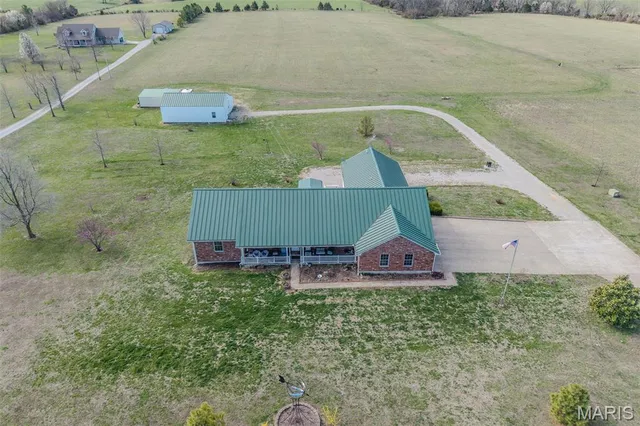 $599,000 | 23598 Falcon Road, Lebanon, MO 65536