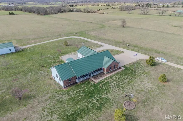 $599,000 | 23598 Falcon Road, Lebanon, MO 65536