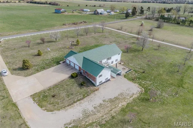 $599,000 | 23598 Falcon Road, Lebanon, MO 65536
