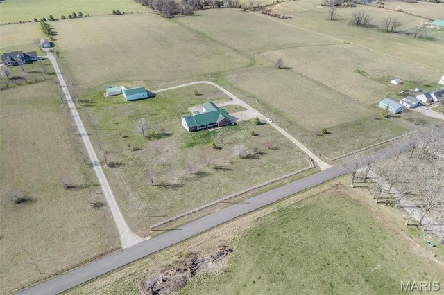 $599,000 | 23598 Falcon Road, Lebanon, MO 65536