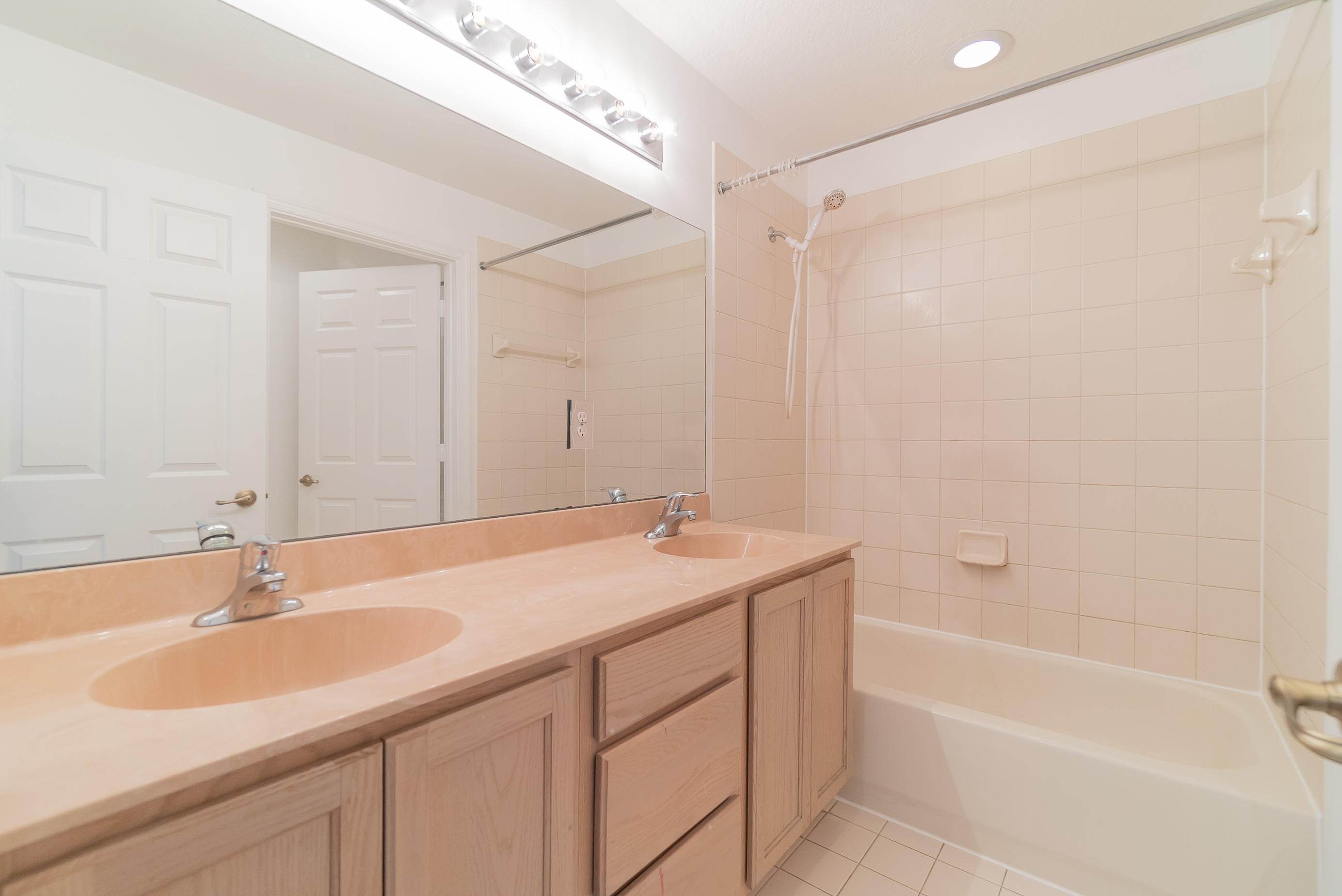 1232 Rose Gate Boulevard Riviera Beach, FL 33404 - Photo 18 of 23 16. Second Bathroom