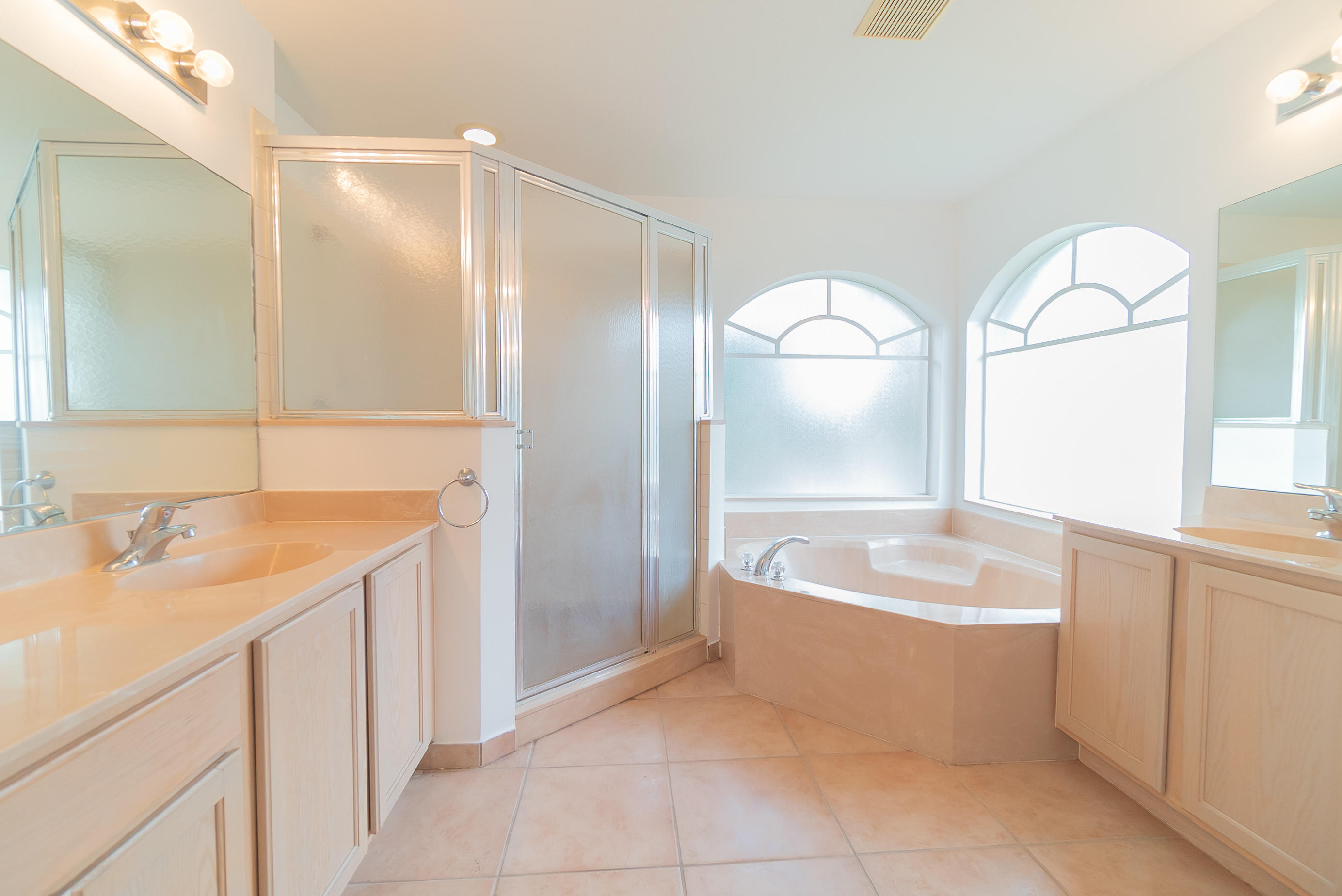 1232 Rose Gate Boulevard Riviera Beach, FL 33404 - Photo 21 of 23 19. Master Bathroom