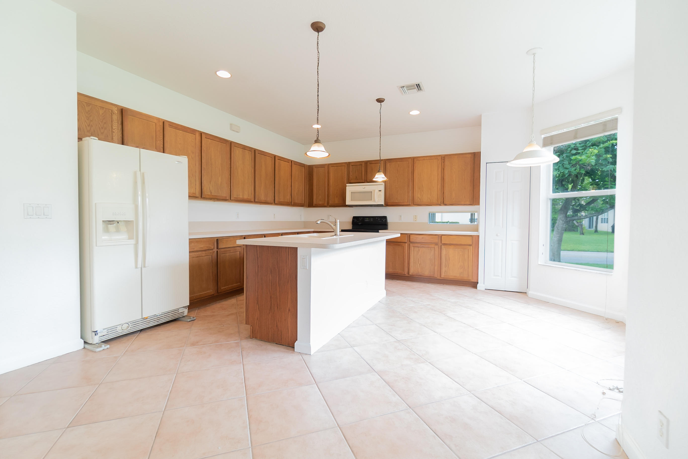 1232 Rose Gate Boulevard Riviera Beach, FL 33404 - Photo 8 of 23 6. Kitchen