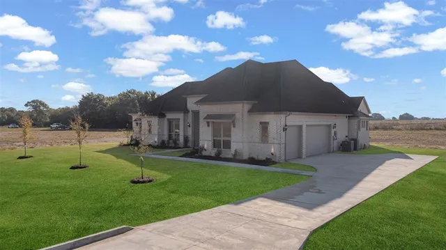 $709,900 | 117 Lila Lake Drive, Waxahachie, TX 75165