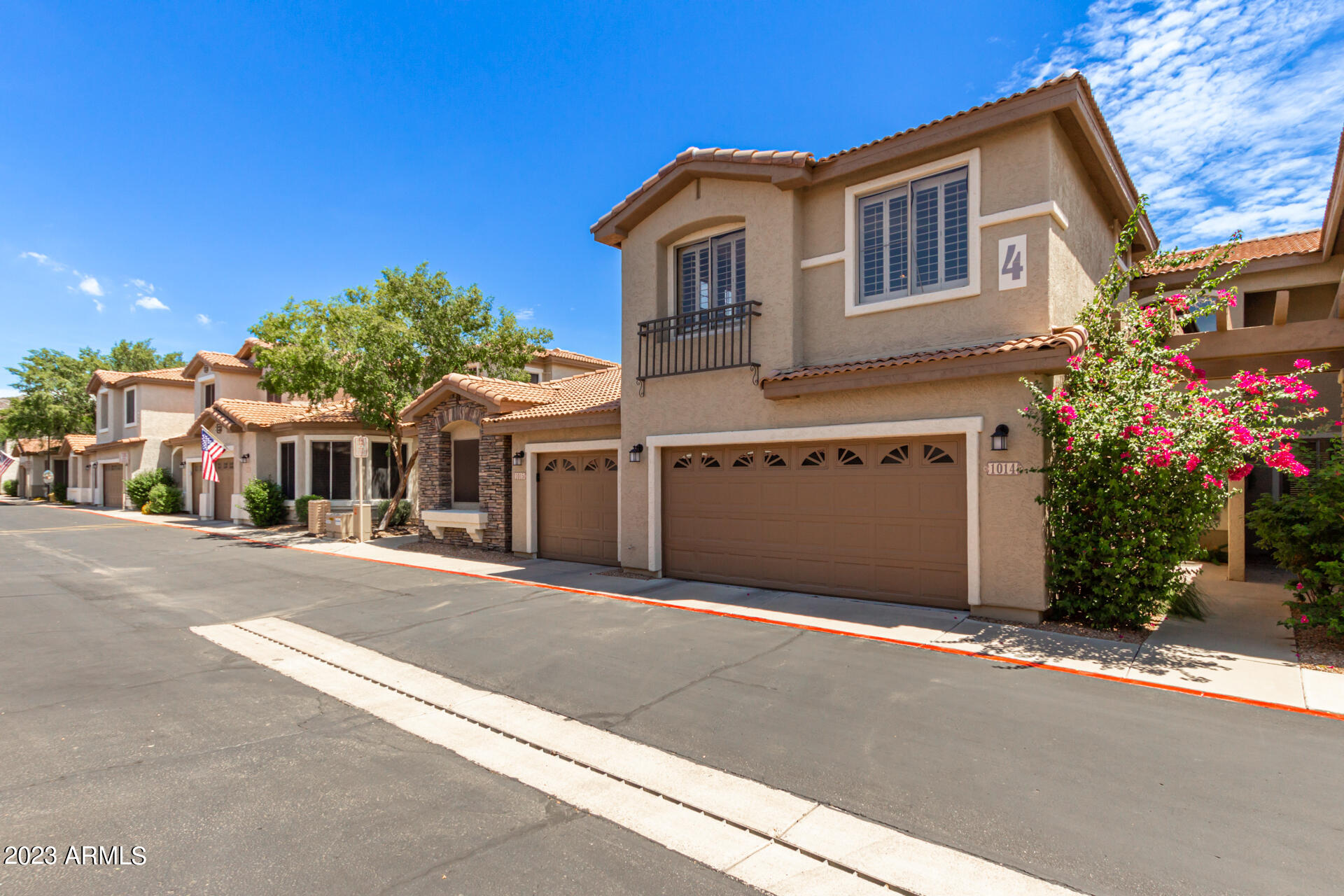 1024 East Frye Road, Unit 1014 Phoenix, AZ 85048 - Photo 5 of 29 a front view of a house with a yard