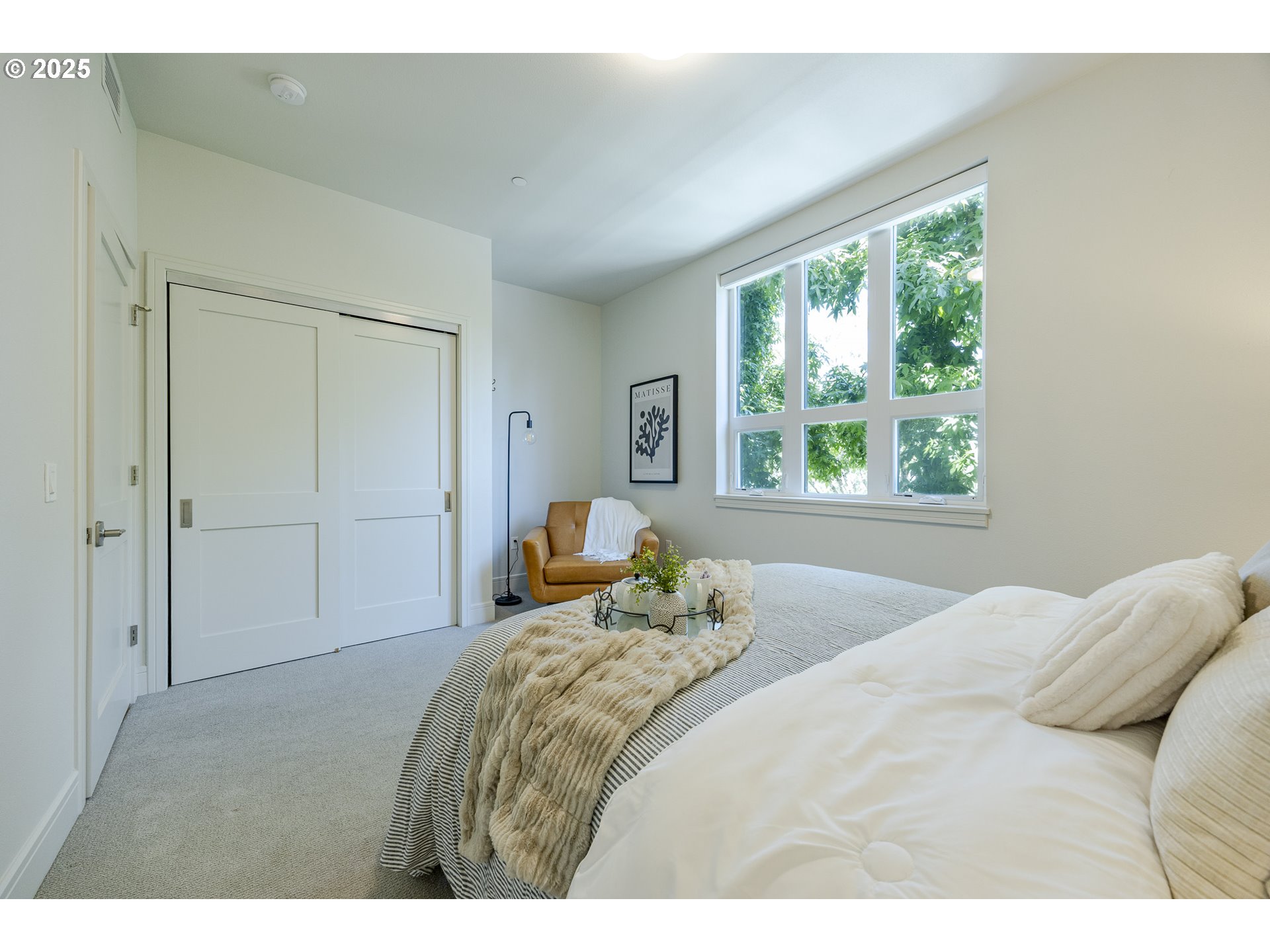 1600 Pearl Street, Unit 303 Eugene, OR 97401 - Photo 24 of 32 a bedroom with a bed and a large window