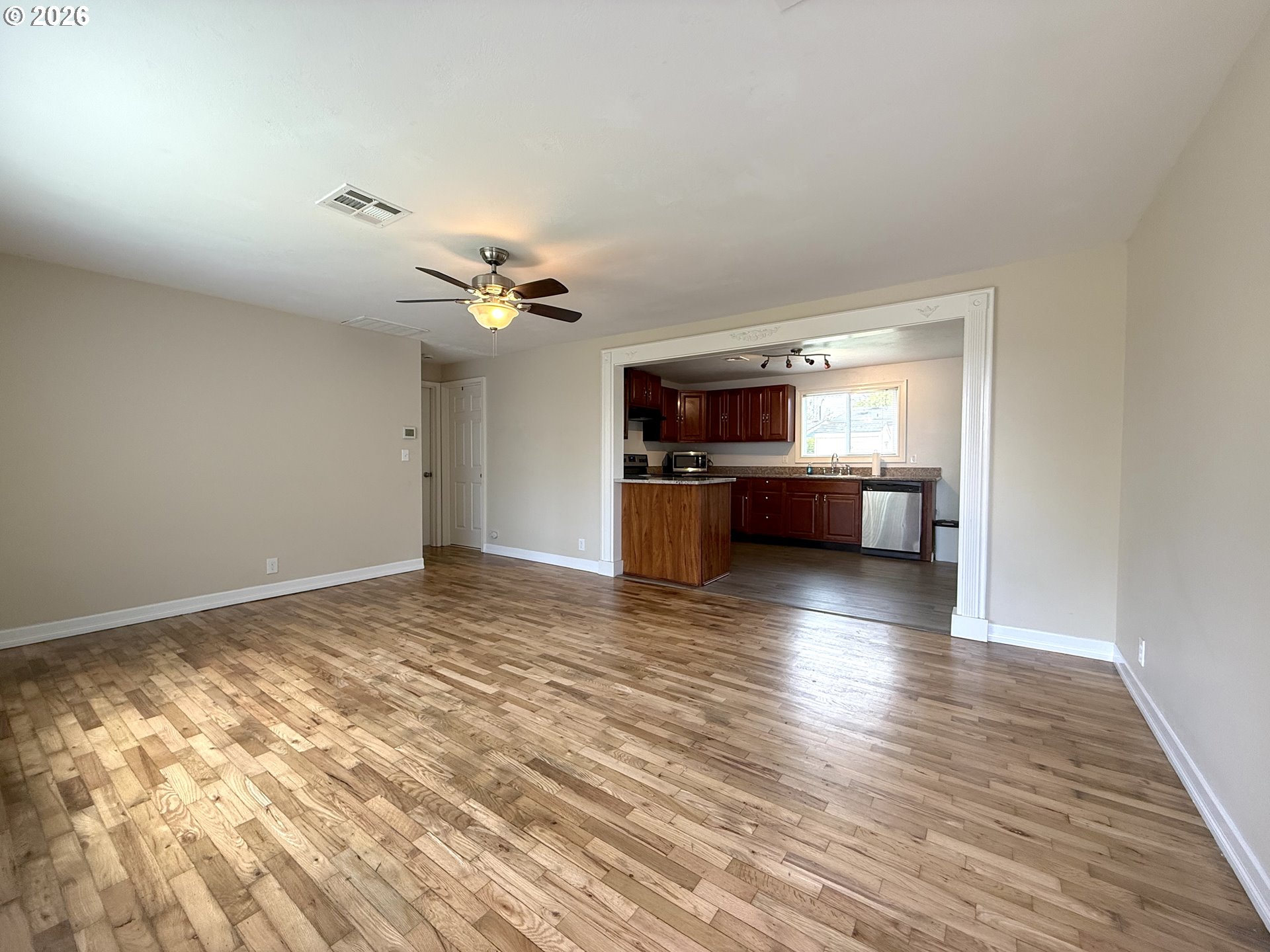 250 44th Street Springfield, OR 97478 - Photo 3 of 26 Living Room/Entrance