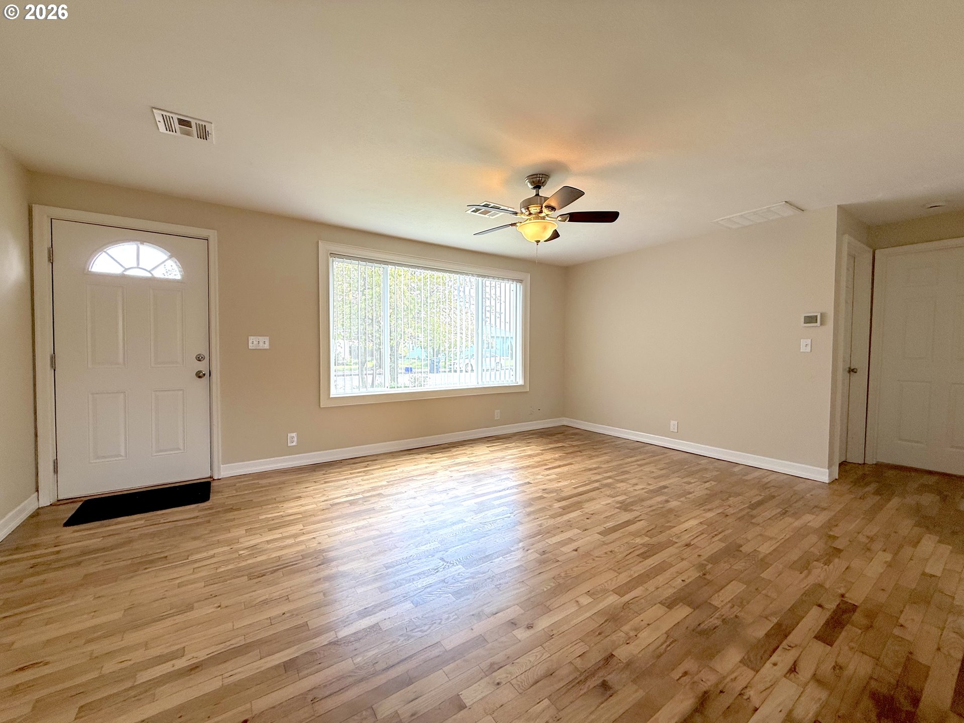 250 44th Street Springfield, OR 97478 - Photo 4 of 26 Living Room/Entrance