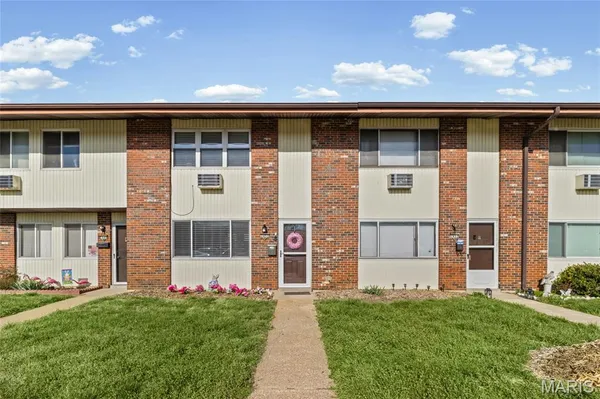 $95,500 | 7451 Hazelcrest Drive, Hazelwood, MO 63042