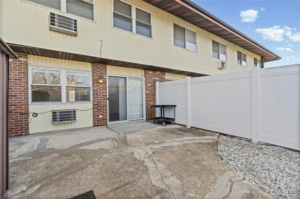 $95,500 | 7451 Hazelcrest Drive, Hazelwood, MO 63042