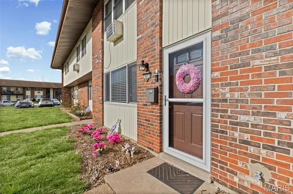 $95,500 | 7451 Hazelcrest Drive, Hazelwood, MO 63042