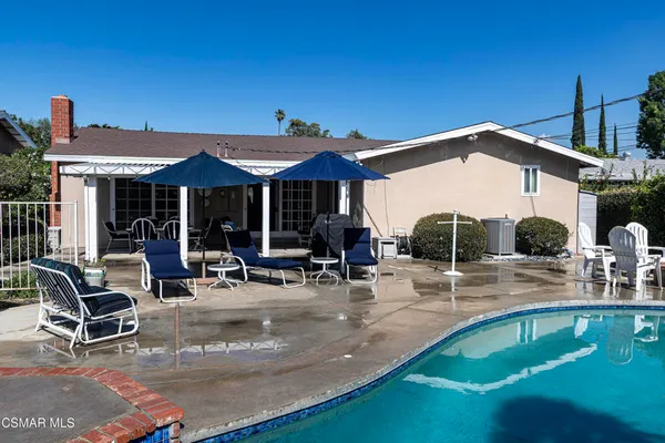 a view of a back yard
