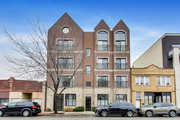 $2,400 | 3815 North Kedzie Avenue, Unit 1N, Chicago, IL 60618
