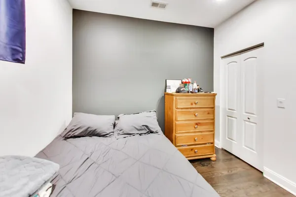 $2,400 | 3815 North Kedzie Avenue, Unit 1N, Chicago, IL 60618