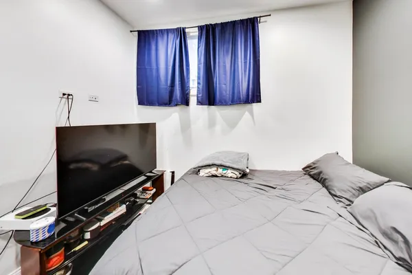 $2,400 | 3815 North Kedzie Avenue, Unit 1N, Chicago, IL 60618