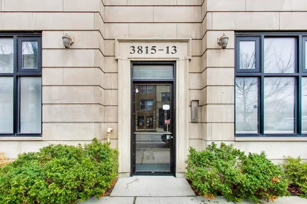 $2,400 | 3815 North Kedzie Avenue, Unit 1N, Chicago, IL 60618