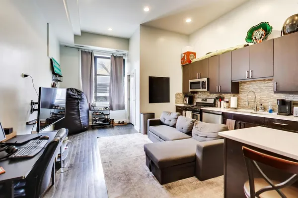 $2,400 | 3815 North Kedzie Avenue, Unit 1N, Chicago, IL 60618