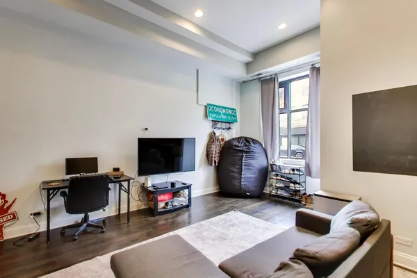 $2,400 | 3815 North Kedzie Avenue, Unit 1N, Chicago, IL 60618