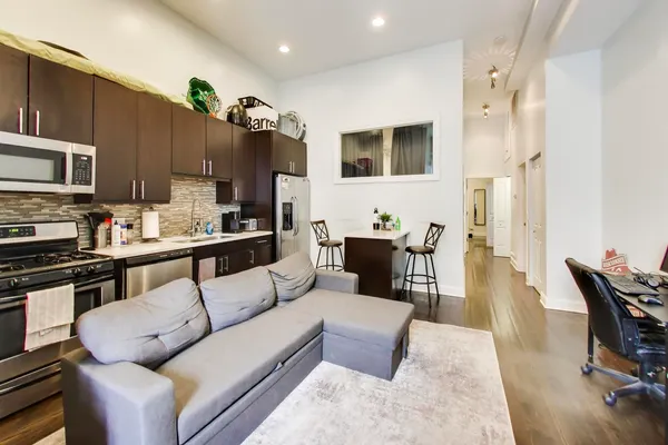 $2,400 | 3815 North Kedzie Avenue, Unit 1N, Chicago, IL 60618