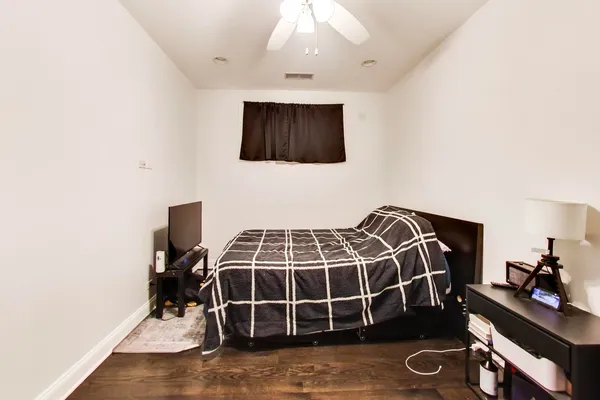 $2,400 | 3815 North Kedzie Avenue, Unit 1N, Chicago, IL 60618