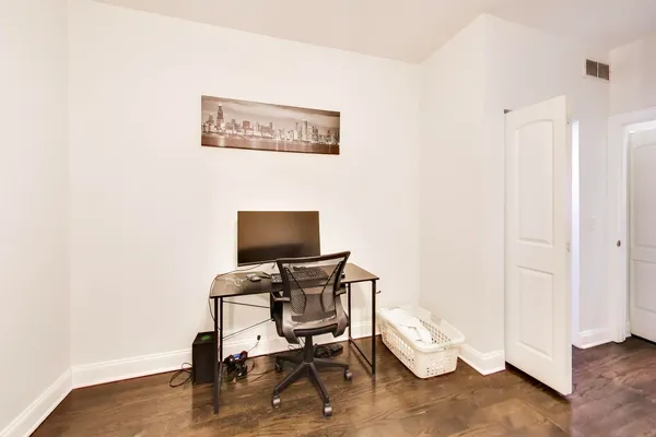 $2,400 | 3815 North Kedzie Avenue, Unit 1N, Chicago, IL 60618