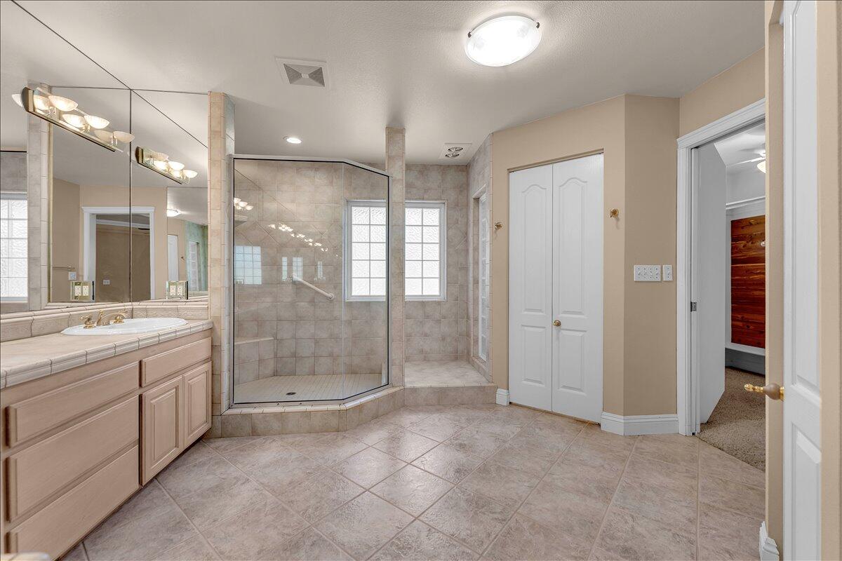 7038 Riata Drive Redding, CA 96002 - Photo 3 of 40 Primary bath