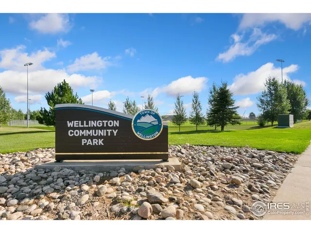 a view of a tennis court