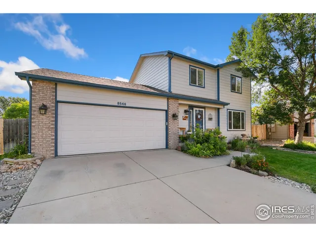 a view of a back yard of the house