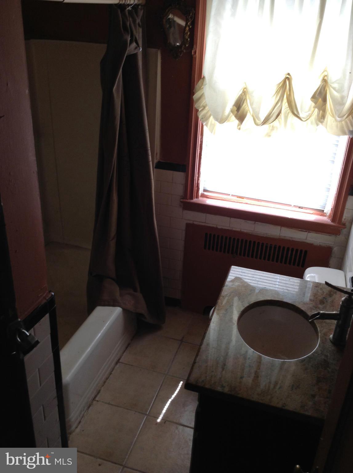 1640 Ralworth Road Baltimore, MD 21218 - Photo 12 of 14 Bath