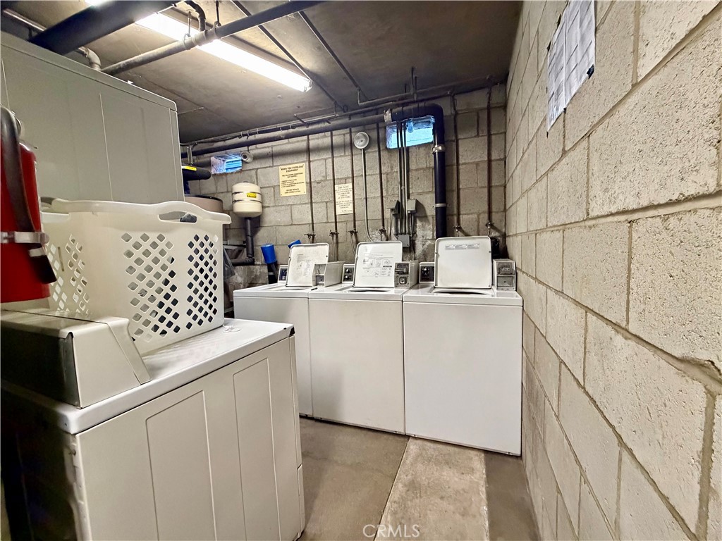 7013 Haskell Avenue Van Nuys, CA 91406 - Photo 11 of 12 Washing area