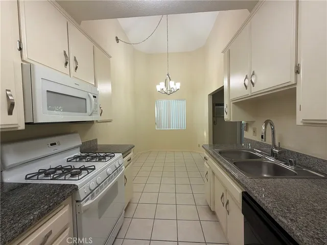 $2,975 | 7013 Haskell Avenue, Van Nuys, CA 91406