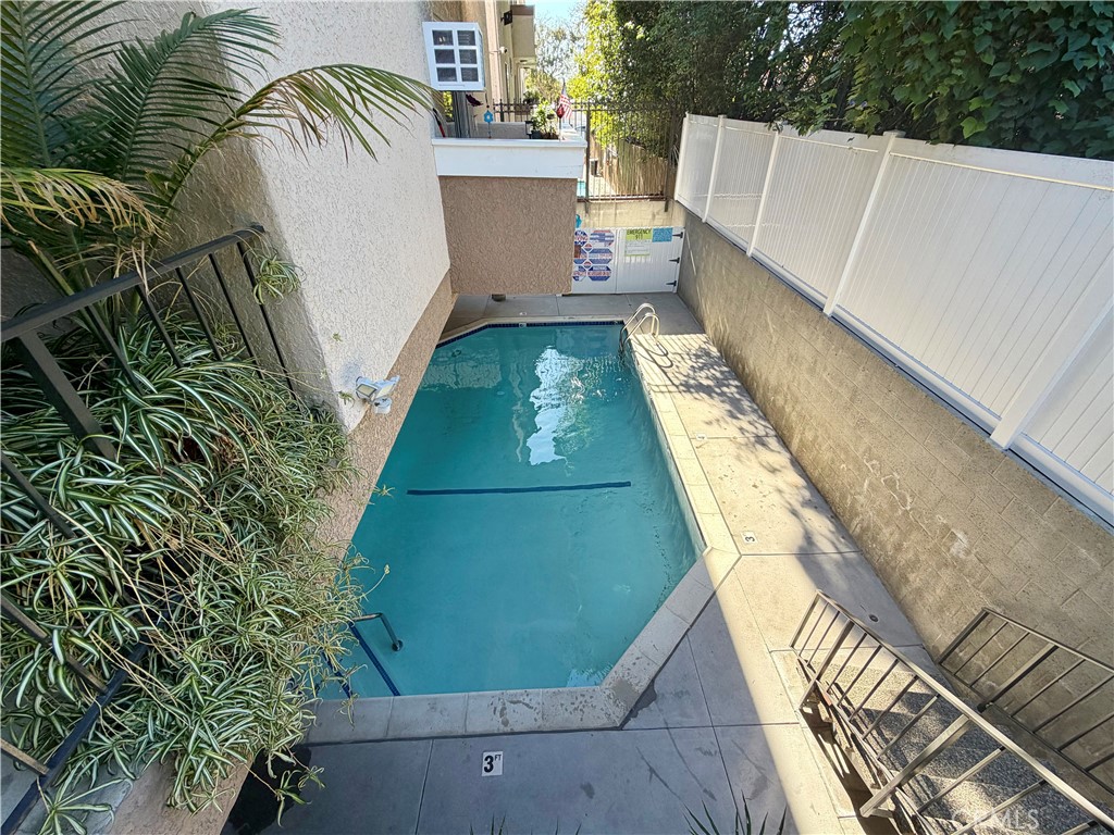 7013 Haskell Avenue Van Nuys, CA 91406 - Photo 10 of 12 Community Pool