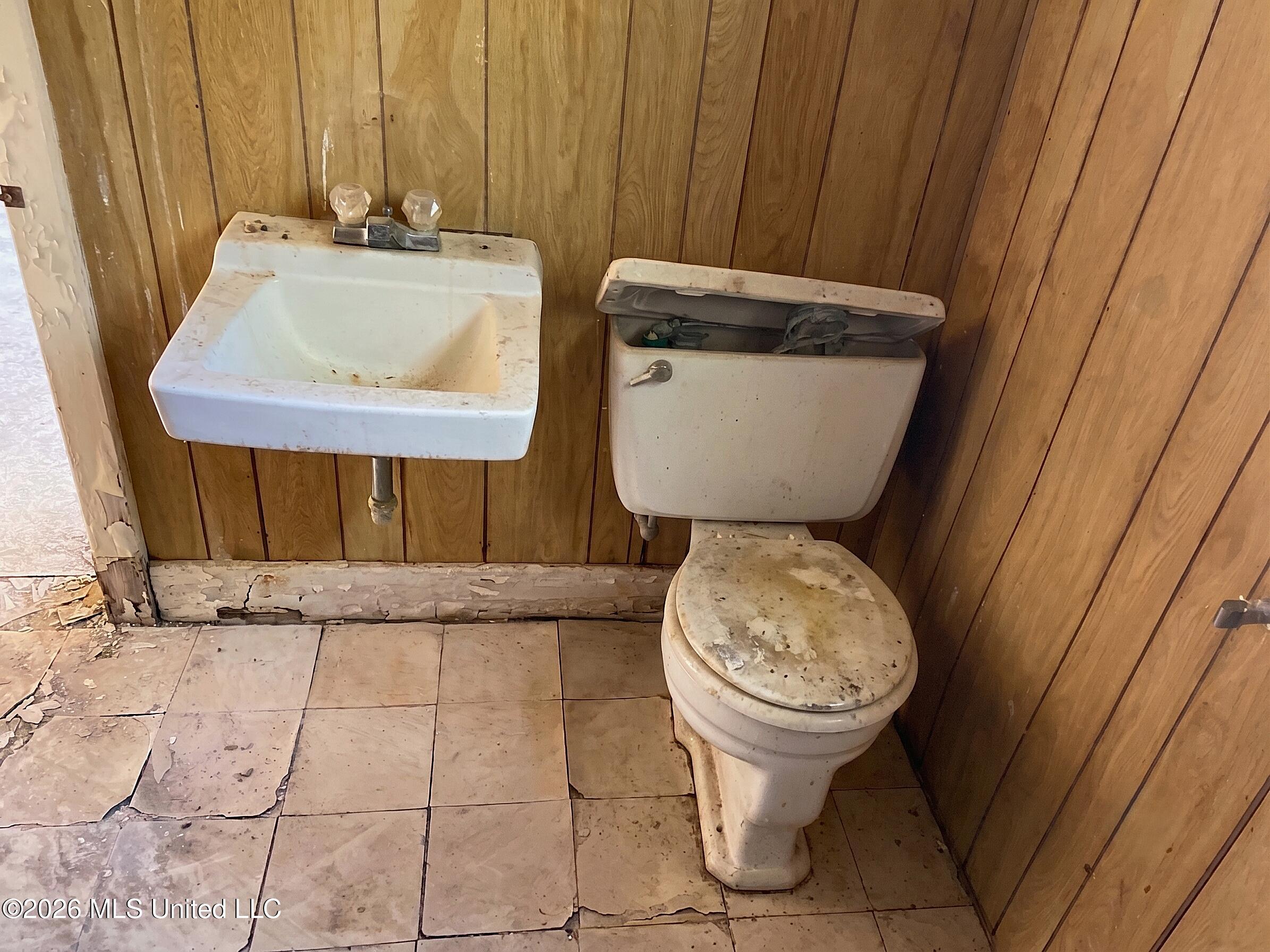 2300 23rd Avenue Meridian, MS 39301 - Photo 15 of 17 (Bathroom )