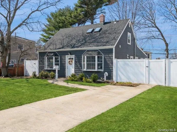 $4,750 | 8 Crabtree Lane, Levittown, NY 11756
