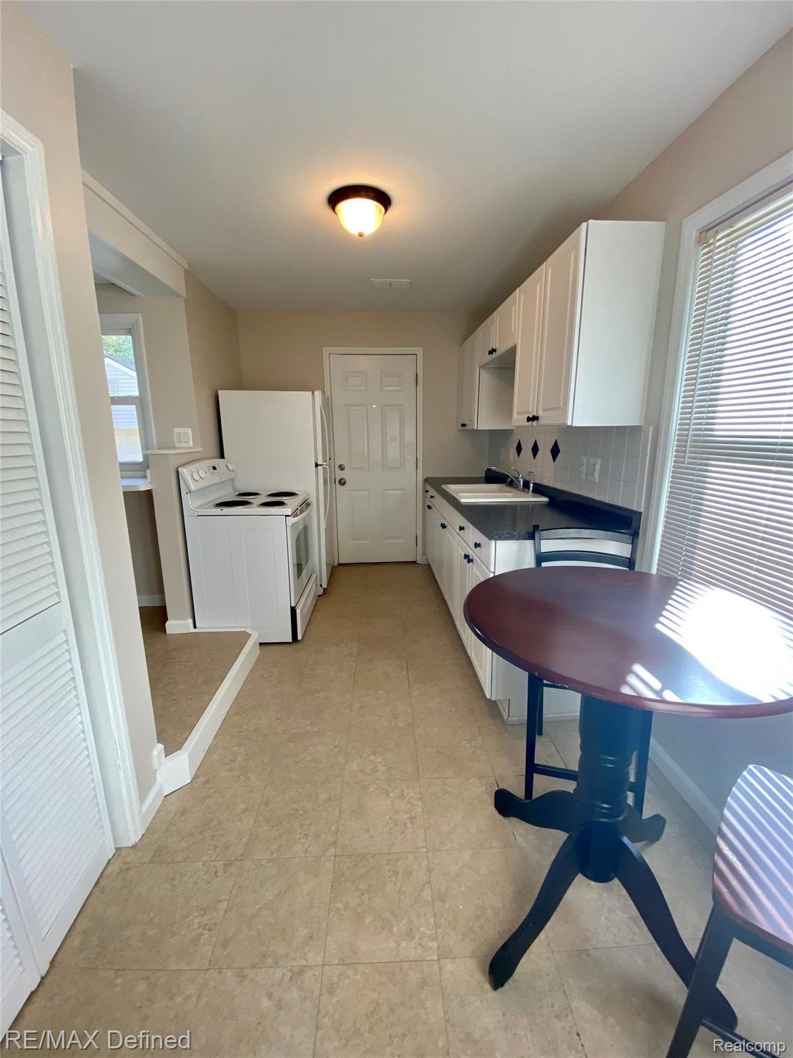 5045 Pheasant Road Waterford, MI 48327 - Photo 9 of 21 PHEASANT WHOLE KITCHEN FROM GR.jpg