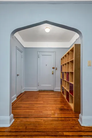 a big room with wooden floor and closet