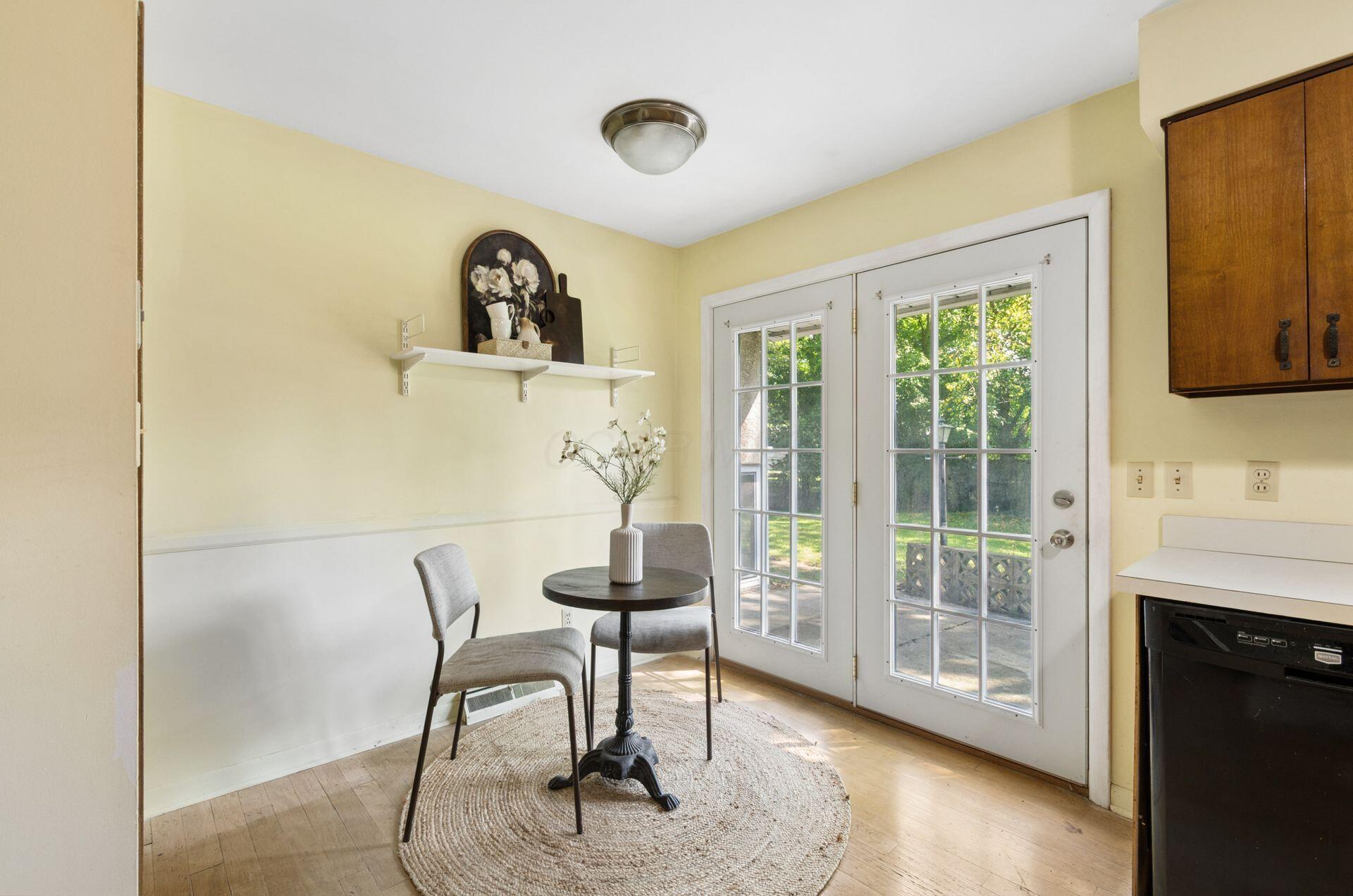 3140 Wareham Road Columbus, OH 43221 - Photo 12 of 32 Breakfast Seating and Door to Large Concrete Patio
