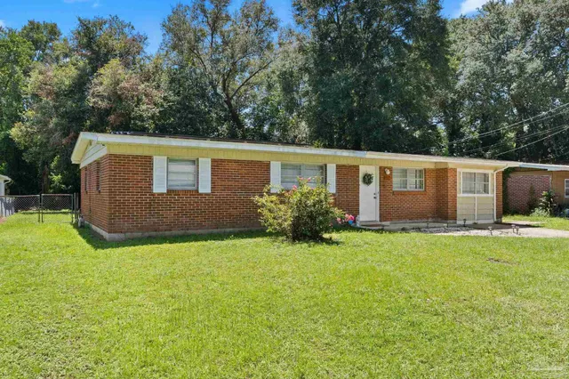 a view of a house with backyard and garden