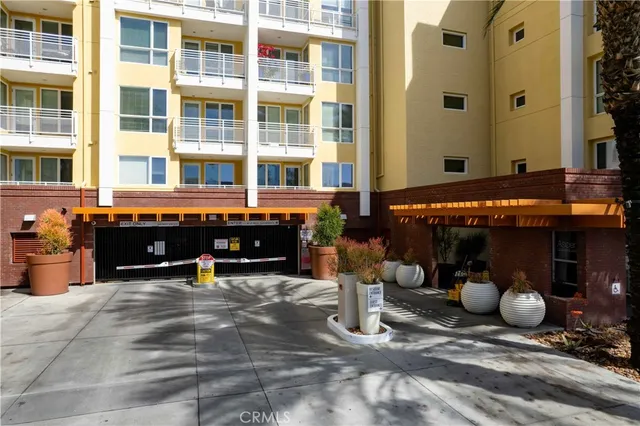 $635,000 | 21301 Erwin Street, Unit 237, Woodland Hills, CA 91367