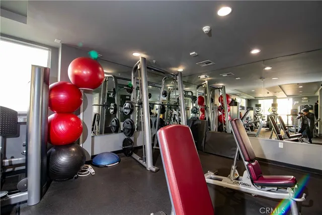 $635,000 | 21301 Erwin Street, Unit 237, Woodland Hills, CA 91367