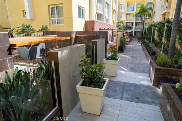 $635,000 | 21301 Erwin Street, Unit 237, Woodland Hills, CA 91367