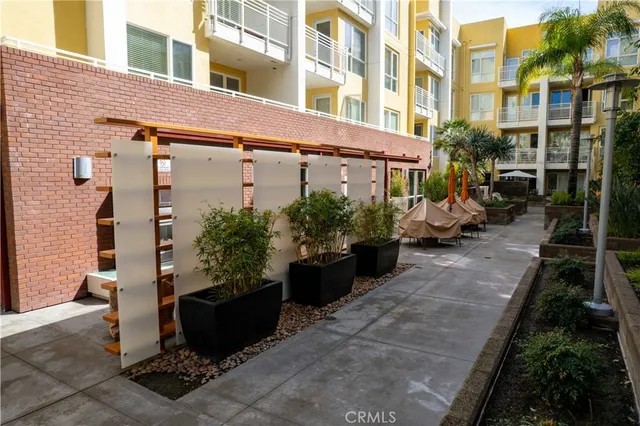 $635,000 | 21301 Erwin Street, Unit 237, Woodland Hills, CA 91367