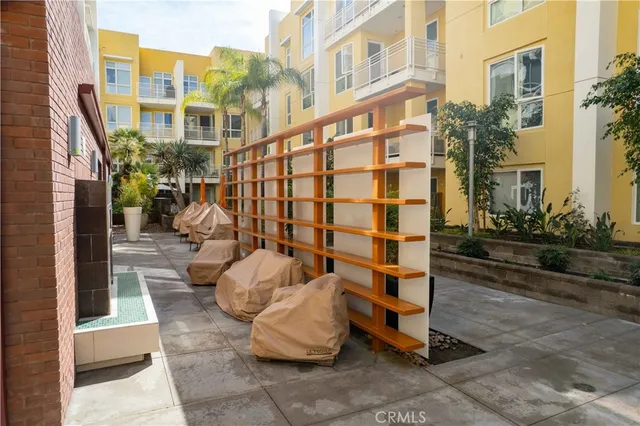 $635,000 | 21301 Erwin Street, Unit 237, Woodland Hills, CA 91367